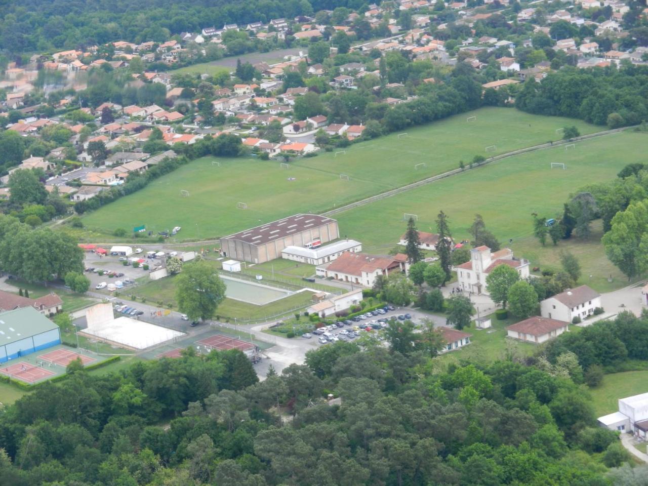 Village Vacances Chateau Moulerens Gradignan Exterior foto